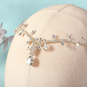 Détail de la chaîne de front de mariée argentée avec strass marquise et pendentif goutte