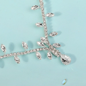 Bijou de tête de mariée argenté avec motif feuilles en cristal et pendentif en poire