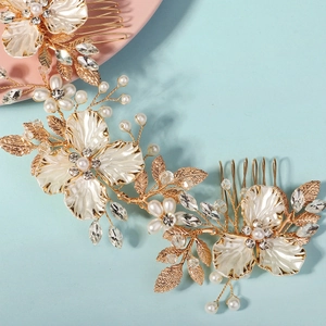Détail du peigne mariée avec perles, fleurs en résine et strass sur feuilles dorées