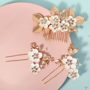 Détails du peigne et épingles à cheveux de mariée avec feuilles dorées et perles