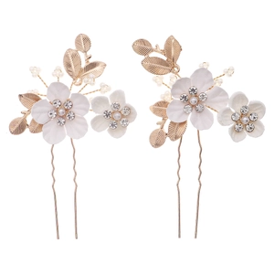 Vue détaillée des épingles à cheveux de mariée avec fleurs blanches et feuilles dorées