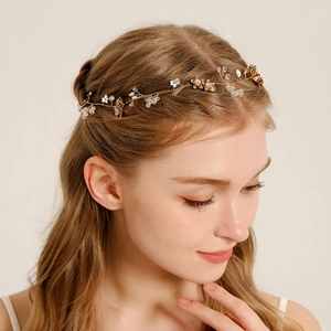 Detailaufnahme des handgefertigten Brautstirnbands mit Blumen und Kristallperlen
