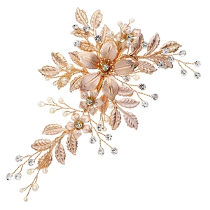 Dettaglio del fermaglio per capelli da sposa dorato con perle e strass brillanti