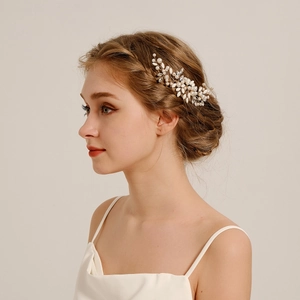 Détail du peigne à cheveux de mariée avec perles blanches et cristaux pour les mariages