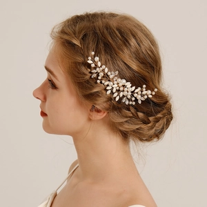 Détail d'un peigne à cheveux de mariée fait main avec perles et strass sur coiffure