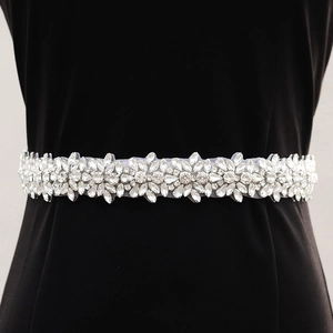 Dettaglio della lussuosa cintura da sposa con fiori di cristallo e pietre lucide