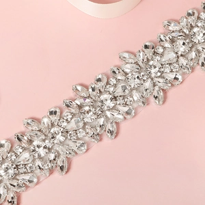 Vista dettagliata di strass lussuosi cuciti a mano su tulle per cintura da sposa