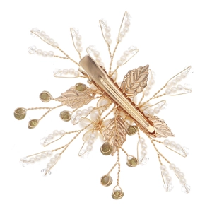 Détail d'une pince à cheveux florale faite main avec perles, perles vertes et feuilles d'or