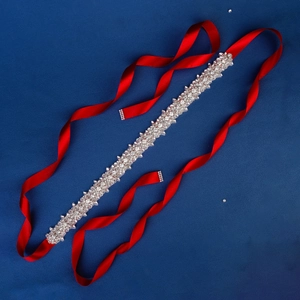 Cintura da sposa di lusso con strass argentati su un nastro di raso rosso liscio