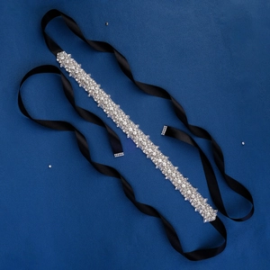 Cintura da sposa di lusso con strass argentati su elegante nastro di raso nero