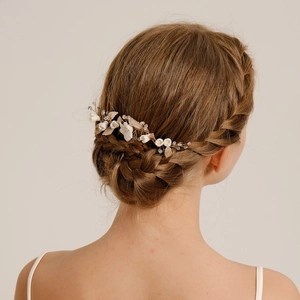 Dettaglio di un pettine per capelli da sposa fatto a mano con fiori in ceramica