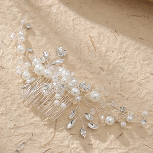 Détail du peigne à cheveux de mariée avec perles blanches et cristaux brillants