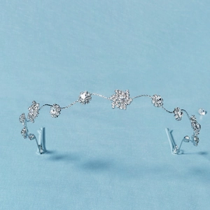 Serre-tête de mariée argenté avec flocons de neige et fleurs en strass sur fond bleu