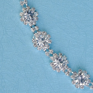 Ceinture de mariée élégante en argent avec fleur de soleil en strass et chaîne griffe