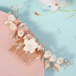 Pettine per capelli da sposa con fiori bianchi, foglie in lega dorata e cristalli lucidi
