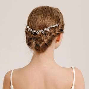 Détail d'un peigne à cheveux de mariée en cristal avec motif de vigne élégant