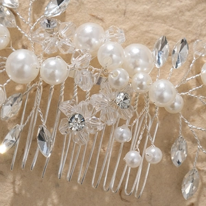 Macro d'un peigne à cheveux de mariée en argent avec perles et cristaux marquise fins