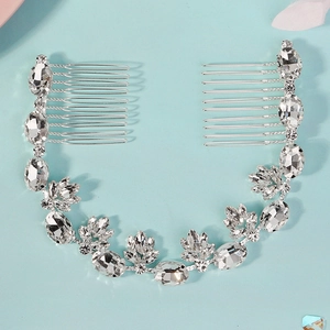 Détail macro du peigne à cheveux de mariée en argent avec cristaux et strass brillants