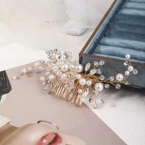 Détails de ce peigne à cheveux de mariée avec perles et strass sur fils dorés faits main