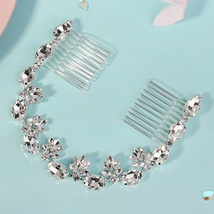 Détail du peigne à cheveux pour mariée avec strass cristal et double peigne en métal