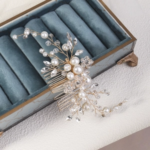 Détail d'un peigne à cheveux de mariée fait main avec perles et cristaux sur velours