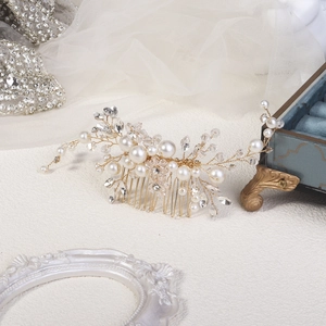Vue détaillée d'un peigne à cheveux de mariée avec perles et cristaux sur dentelle blanche