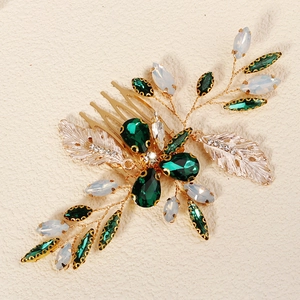 Détail d'un peigne à cheveux vintage doré avec cristaux verts et pierres d'opale