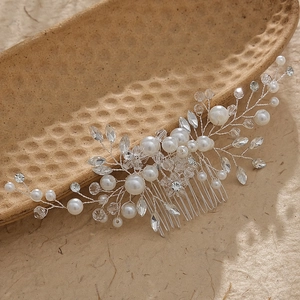 Peigne à cheveux mariée élégant avec perles et strass brillants sur fil argenté