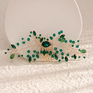 Détail du peigne à cheveux mariée avec cristaux émeraude et fil métallique doré