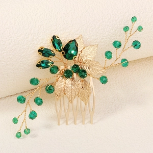 Détail du peigne à cheveux doré fait main avec cristaux émeraude et feuilles en métal