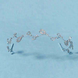 Bandeau de mariée argenté avec strass ondulés et en goutte sur fond bleu clair