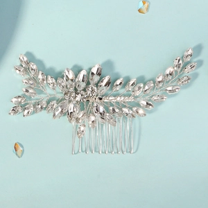 Détail d'un peigne à cheveux de mariée en argent avec strass marquise et onze dents en métal