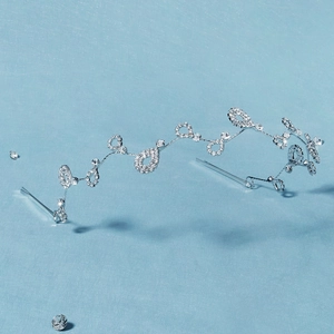 Détail d'un bandeau de mariée en alliage argenté avec strass clairs en forme de goutte d'eau