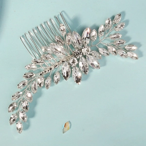 Détail d'un peigne à cheveux argenté avec strass marquise et motifs floraux de mariage
