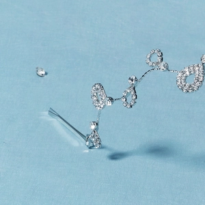 Détail d'un serre-tête de mariée en argent orné de feuilles et de cristaux brillants