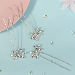 Lot de trois épingles à cheveux de mariée en argent avec fleurs en strass sur fond bleu