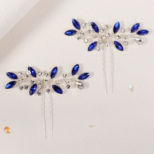 Détail d'épingles à cheveux de mariée avec cristaux bleu marine et strass argentés