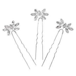 Lot de trois épingles à cheveux de mariée argentées avec fleurs en strass sur fond blanc