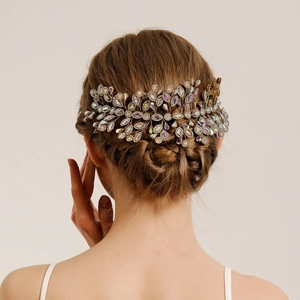 Détail du bandeau de mariée avec strass marquise sur la coiffure chignon d'un mannequin