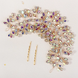Détails de l'accessoire de coiffure de mariée doré avec strass scintillants faits à la main