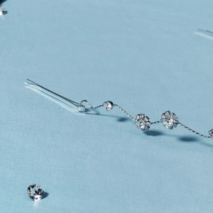 Détail du serre-tête de mariée argenté avec strass scintillants et motifs de fleurs délicats