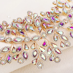 Détail du bandeau de mariée doré avec des cristaux irisés étincelants de taille marquise