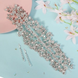 Détail du bandeau de mariée argenté avec strass marquise sur un fond bleu clair