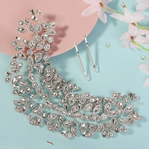 Détail de parure de cheveux de mariée avec strass marquise et barrettes ondulées
