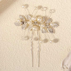 Épingle à cheveux de mariée avec perles et feuilles en cristal sur une broche en U