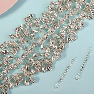 Détails de ce bandeau de mariée fait main avec pétales argentés et strass marquise brillants