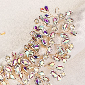 Bijou de tête de mariée doré élégant avec strass marquise et goutte d'eau scintillants