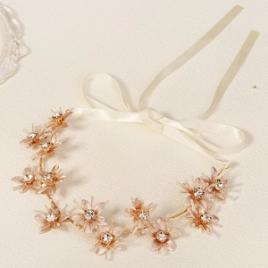 Détail du bandeau de mariée doré avec cristaux, perles et rubans de satin crème