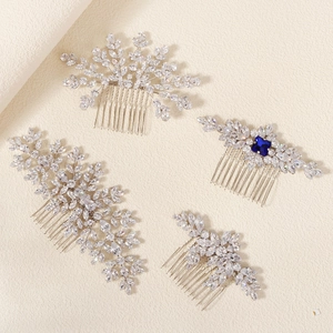 Détail de peignes à cheveux de mariée avec zircons marquise et motifs feuilles