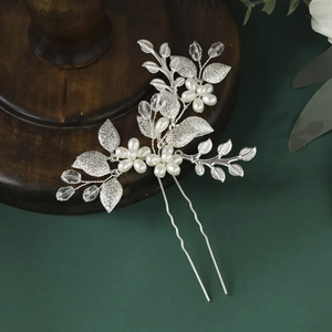 Épingle à cheveux de mariée faite main avec fleurs de perles blanches et feuilles de cristal